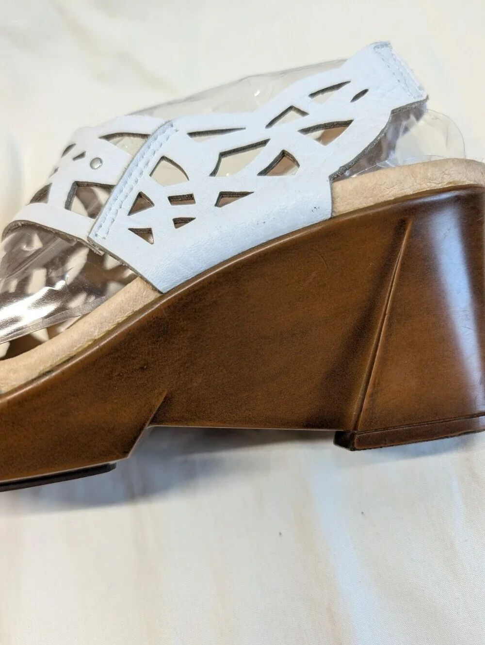 Earth Camellia Metal Stud Cutout Wedge Sandal Shoe - White Leather -Women 7 NWOB